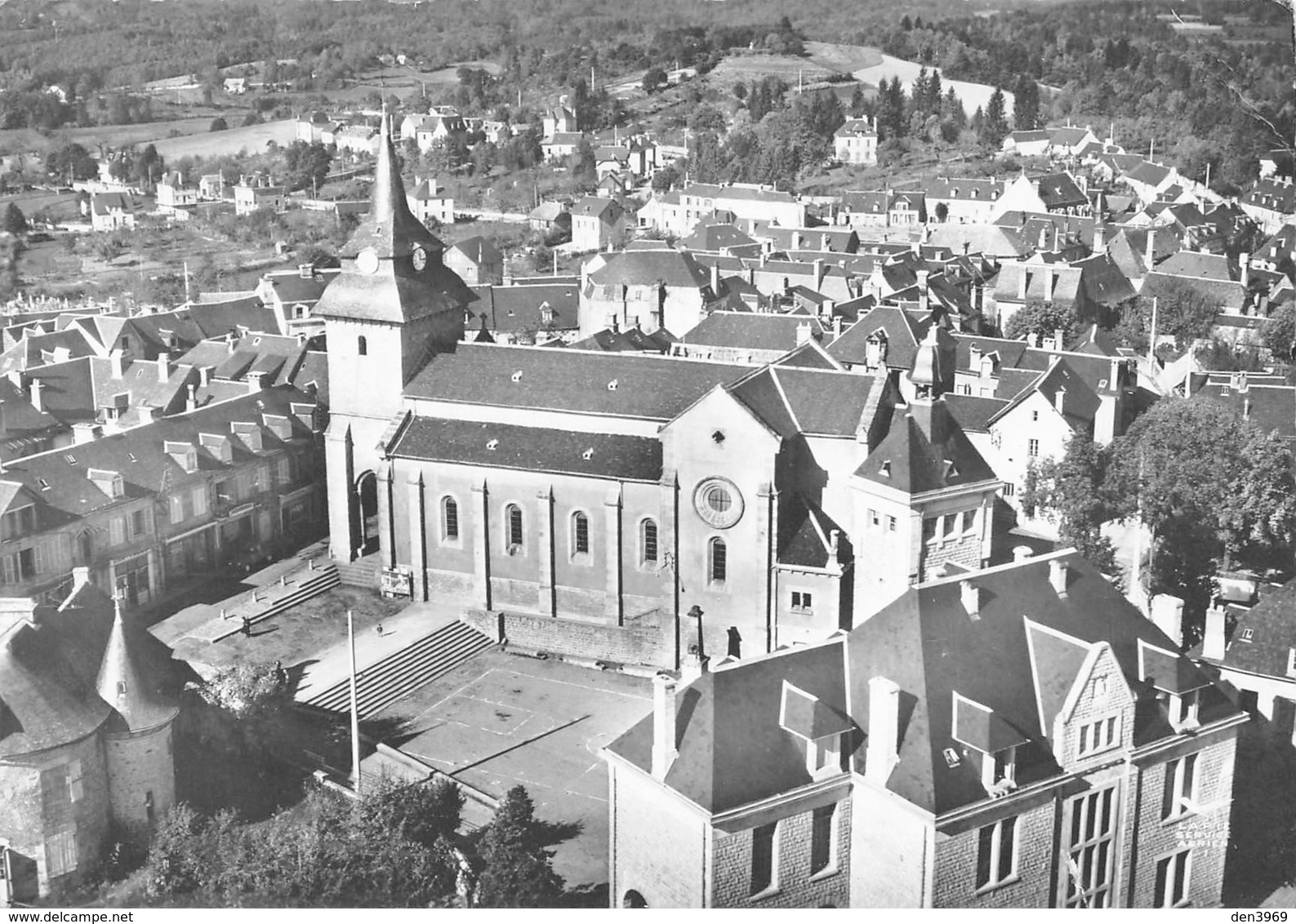 EGLETONS - L'Eglise Et La Mairie - Egletons