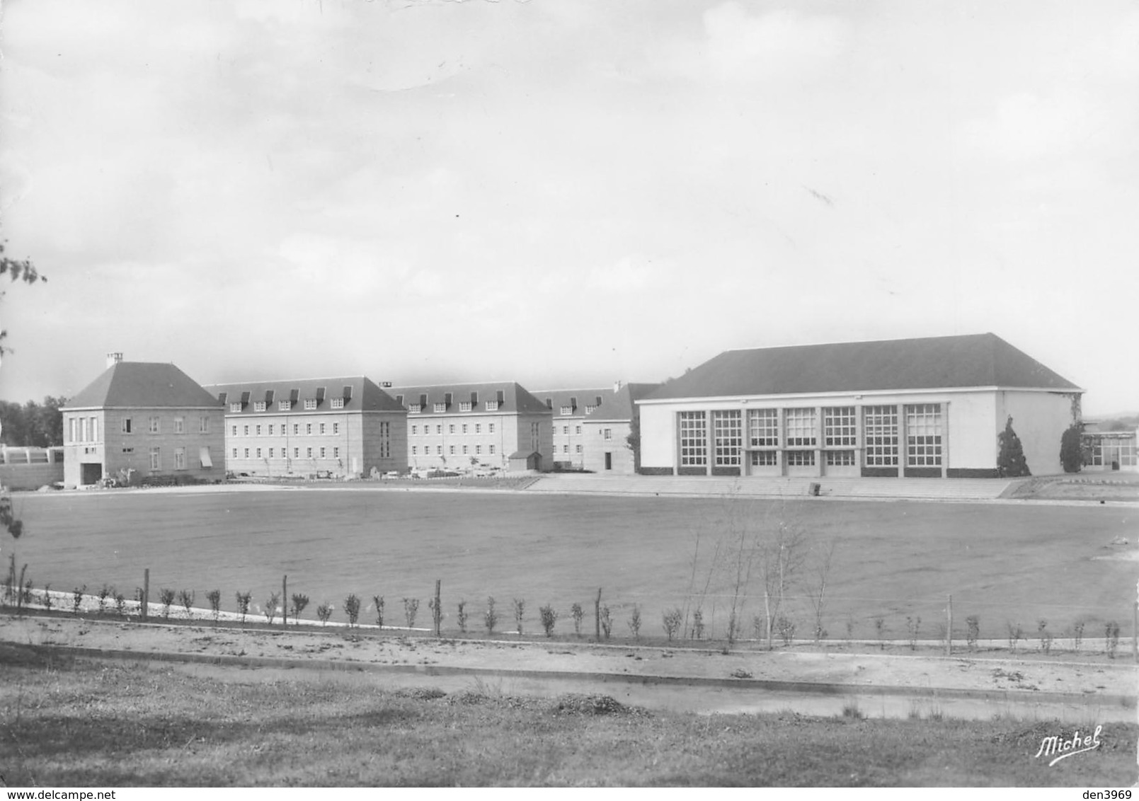 EGLETONS - Ecole D'Apprentissage Des Travaux Publics - Le Stade - Egletons