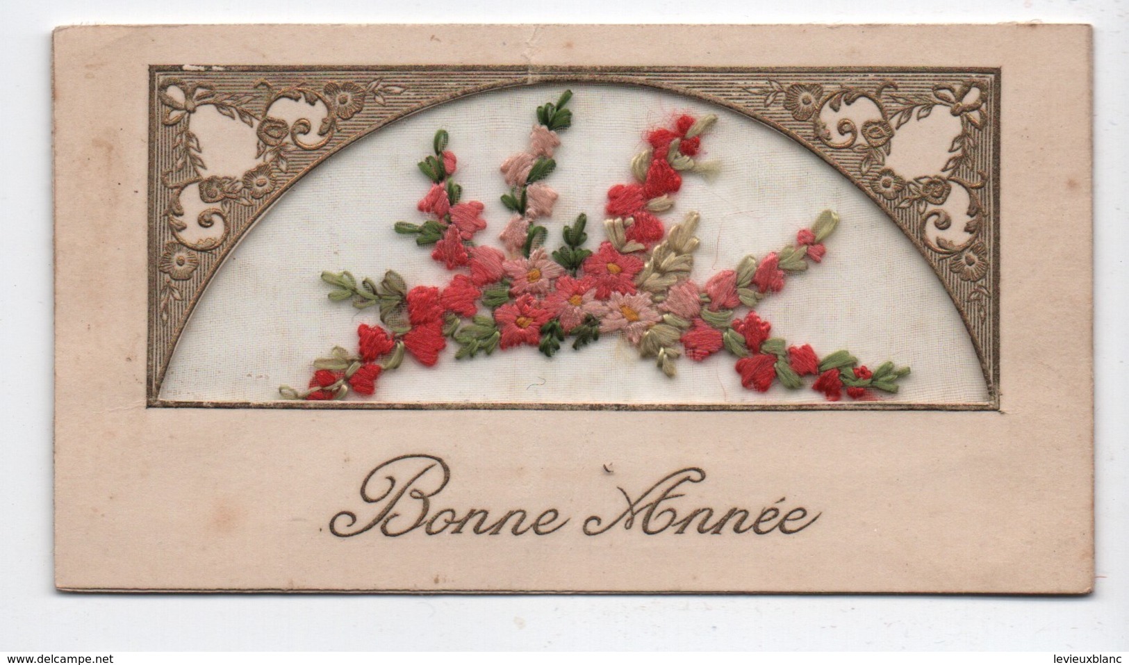 Carte de Voeux/ BONNE ANNEE/ Composition florale  en tissu/ Brodée sur tulle/Renée SABOURDIN/vers 1930     CVE149