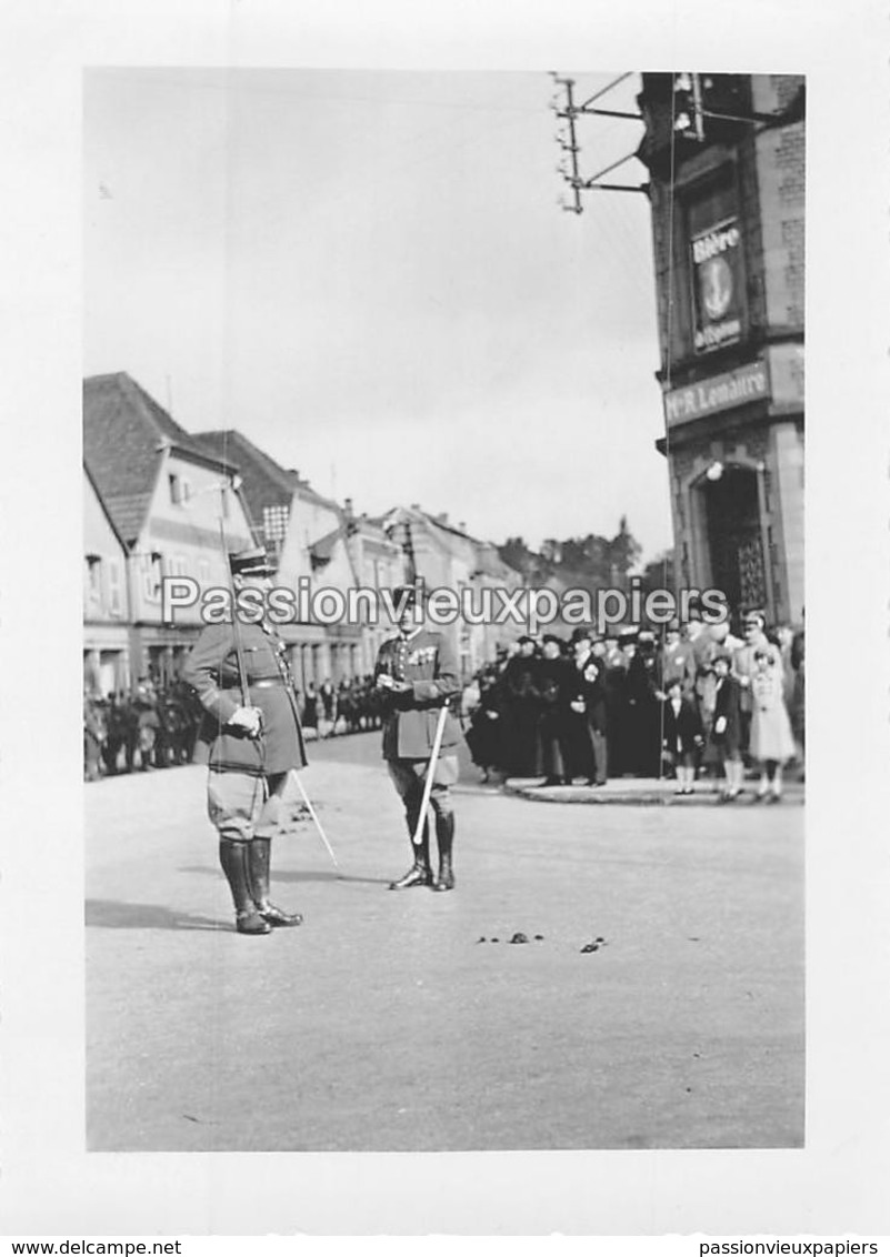 PHOTO SARRALBE 1933/34 ?  RUE NAPOLEON CEREMONIE MILITAIRE CAFE R. LEMAITRE BIERE L'ESPERANCE - Sarralbe