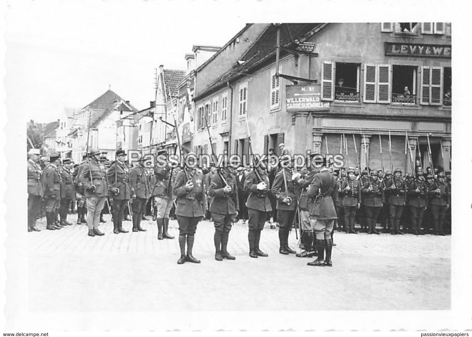 PHOTO SARRALBE 1933/34 ?  RUE POINCARE (coin RUE NAPOLEON) CEREMONIE MILITAIRE REMISE DE MEDAILLE LEVY & WEILL (2) - Sarralbe