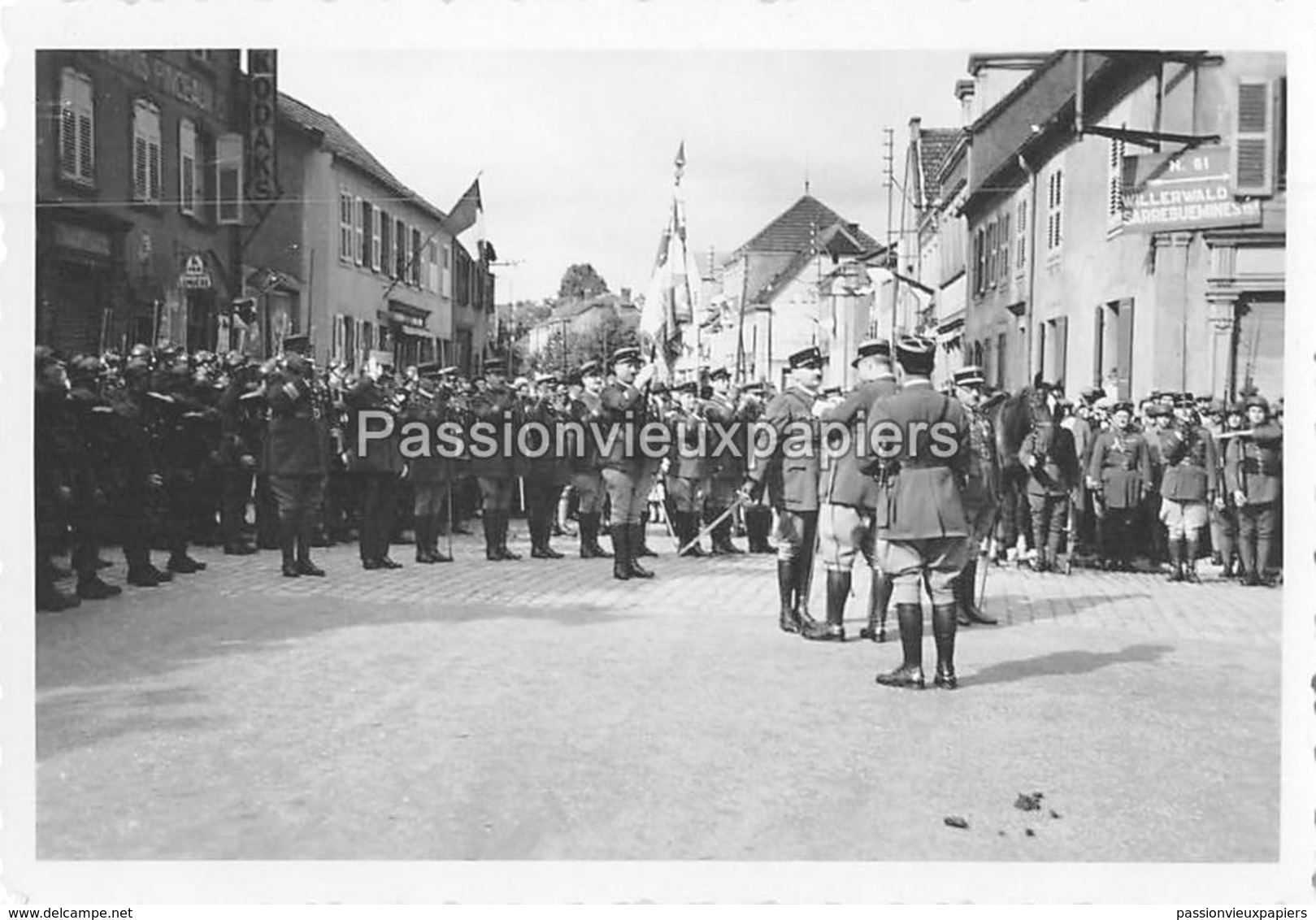 PHOTO SARRALBE 1933/34 ?  RUE POINCARE (coin RUE NAPOLEON) CEREMONIE MILITAIRE  REMISE DE MEDAILLE - Sarralbe