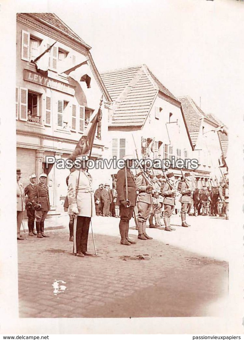 PHOTO SARRALBE 1933/34 ?  RUE NAPOLEON  CEREMONIE MILITAIRE REMISE De MEDAILLE LEVY & WEILL (2) - Sarralbe