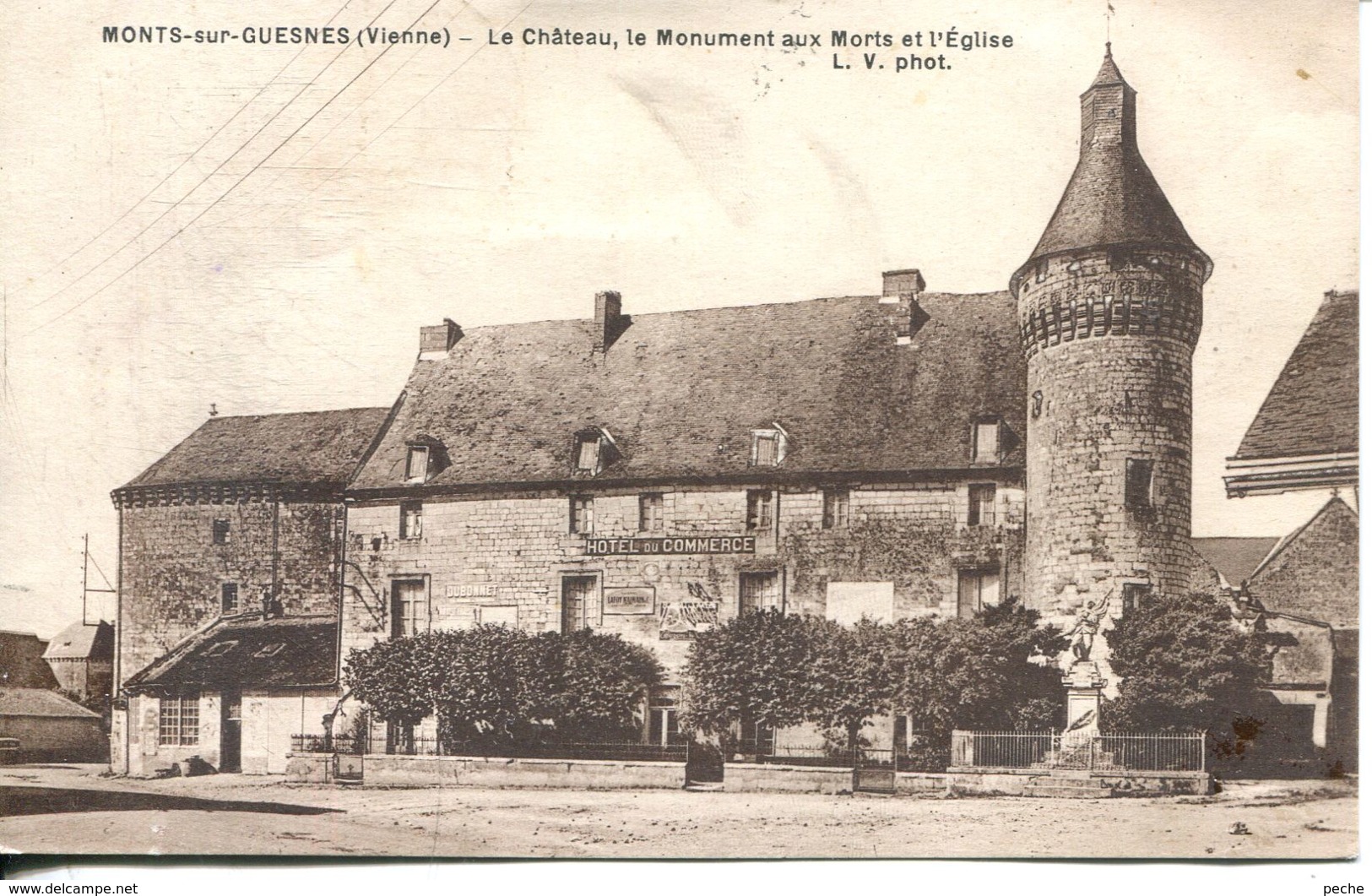 N°73898 -cpa Monts Sur Guesnes -le Château Le Monument Aux Morts Et L'église- - Monts Sur Guesnes