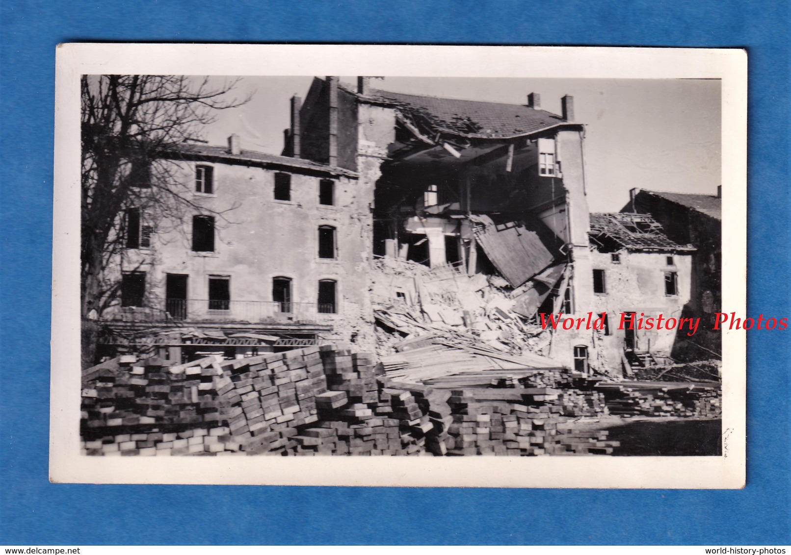 Photo Ancienne D'un Soldat Américain - CHATEAU SALINS ( Moselle ) - Immeuble Bombardé - Avril 1945 - WW2 US Army - War, Military