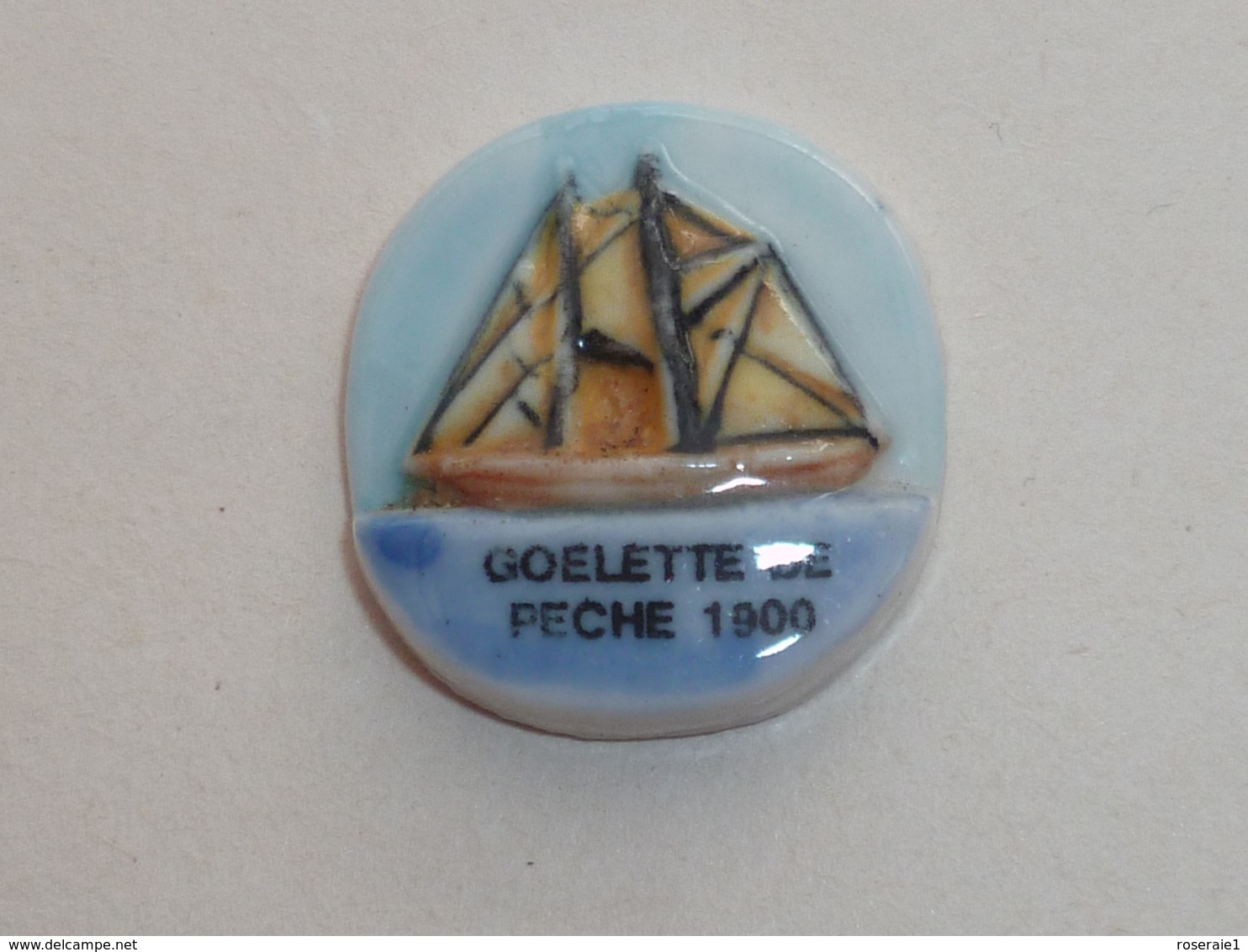 Pin's FEVE, GOELETTE DE PECHE DE 1900 - Boats