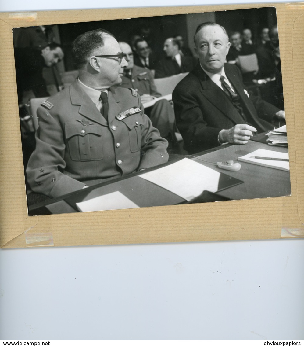 Photo Originale . Le Général D'armée AILLERET  Et François SEYDOUX  Ambassadeur De France En 1963 - Guerre, Militaire