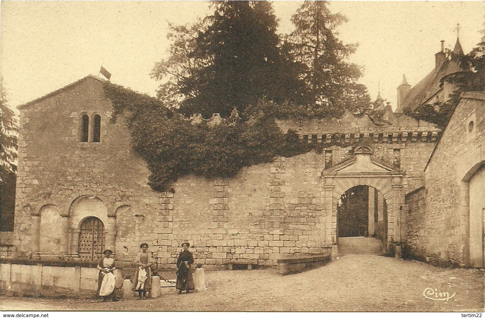 ( VOUZAN )( 16 CHARENTE ) ENTREE DU CHATEAU ET ANCIENNE EGLISE - Autres & Non Classés