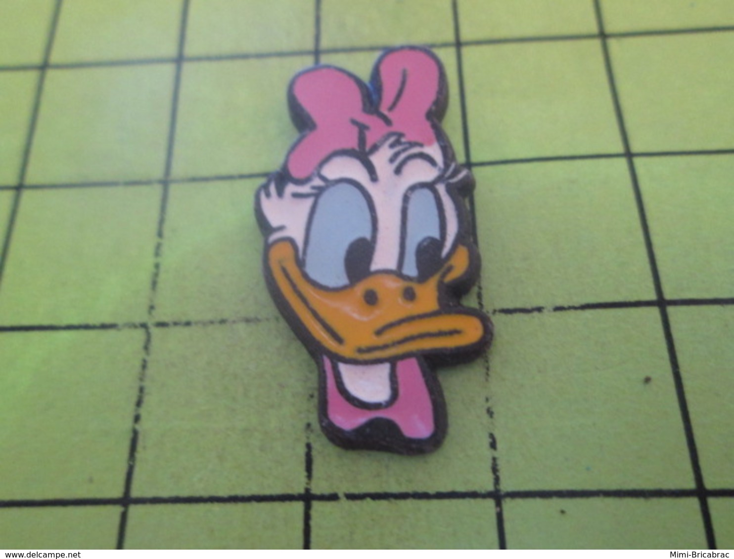 1315c Pin's Pins / Beau Et Rare : THEME DISNEY / TETE DE DAISY Par BERTONI MILANO - Disney