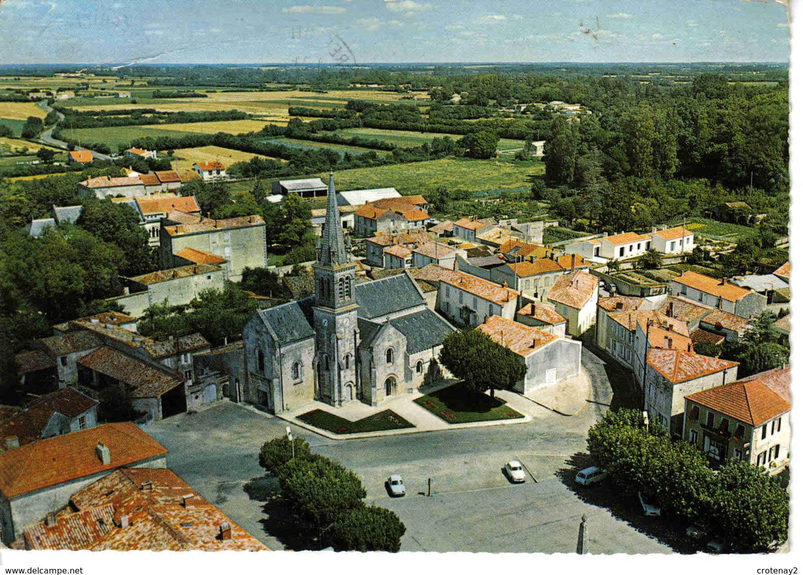 17 Aigrefeuille Entre Surgères Et La Rochelle En 1976 Place Centre Eglise Simca Aronde Ariane Peugeot 404 - Altri & Non Classificati