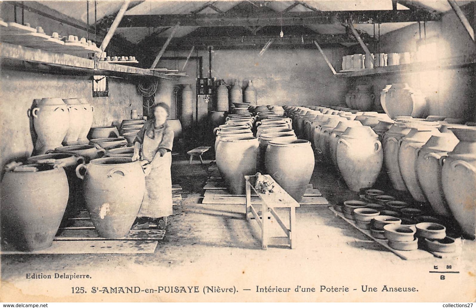 58-SAINT-AMAND-EN-PUISAYE-INTERIEUR D'UNE POTERIE , UNE ANSEUSE - Saint-Amand-en-Puisaye