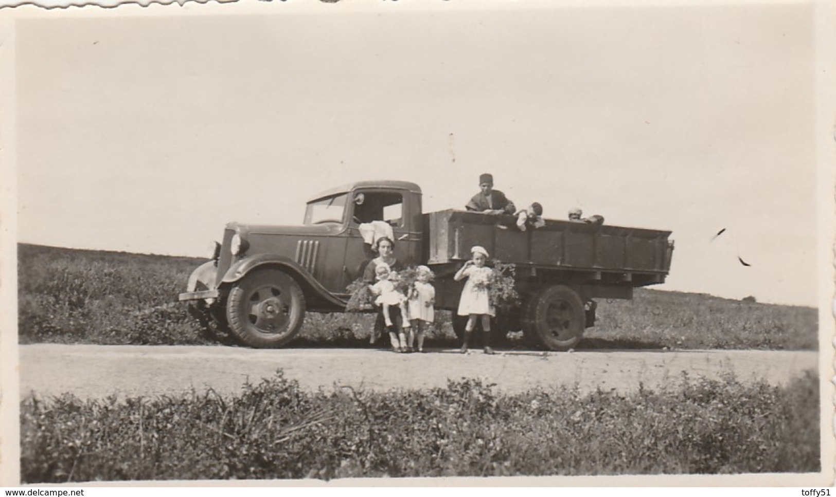 PHOTO (10.5x6.5 Cm) HOMME FEMME ENFANTS DANS CAMION BORD DE ROUTE À SITUER - Automobiles