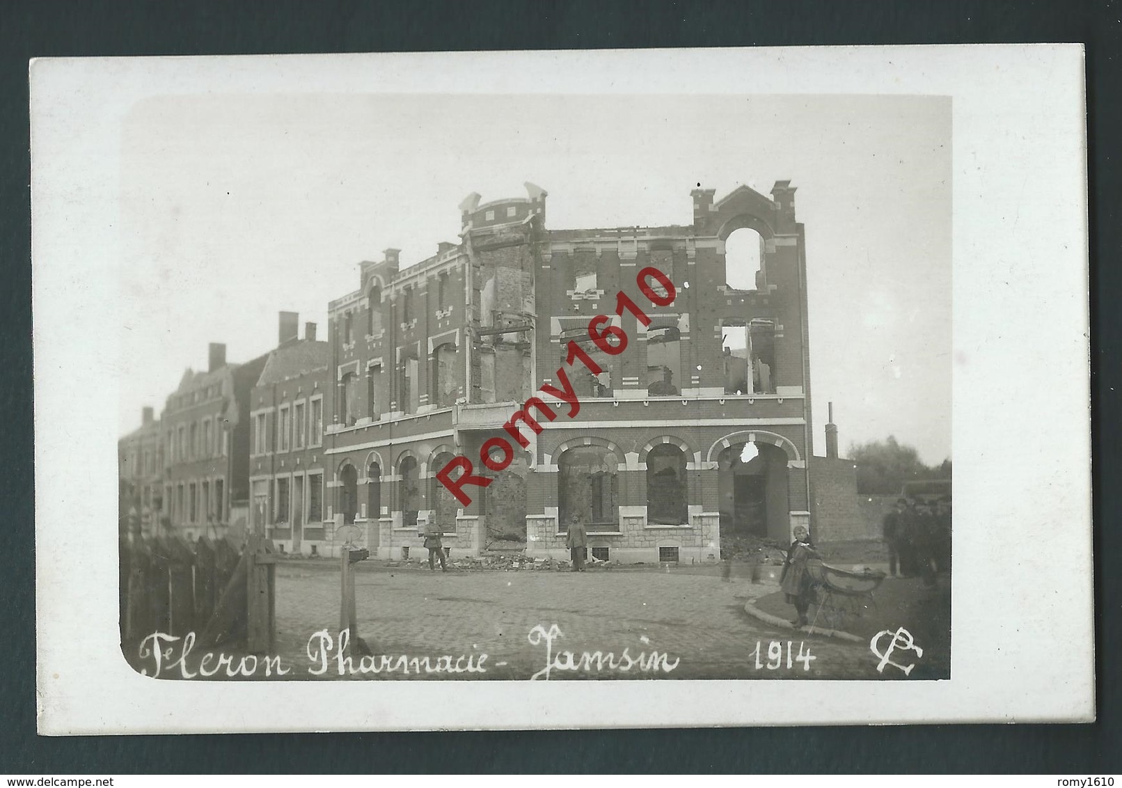 FLERON. Photo Carte Animée. Rue De La Gare. Pharmacie Jamsin, Bombardée En 1914. Casque à Pointe Devant L'entrée. - Fléron