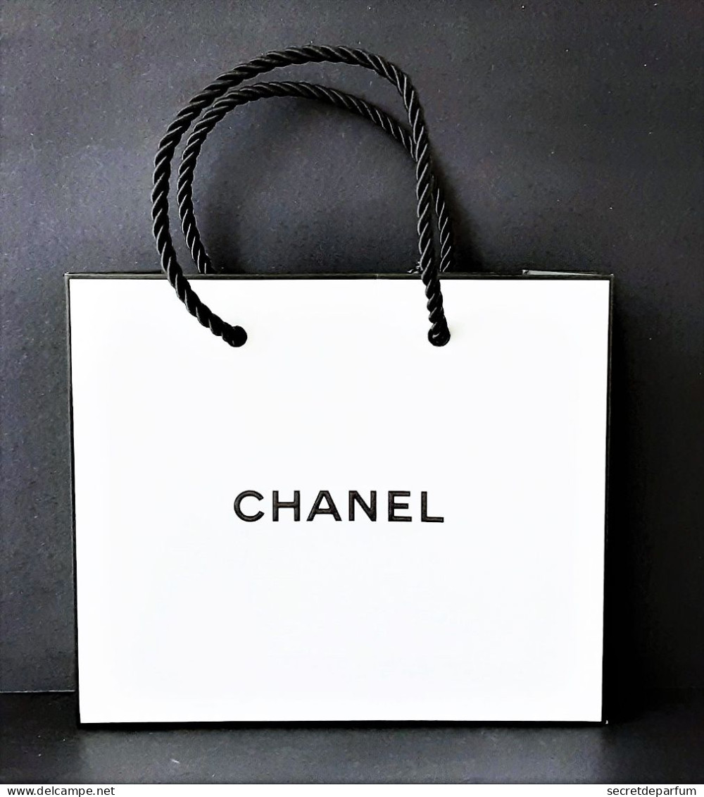 SAC OU SACHET CHANEL PAPIER BLANC CHANEL NOIR 14 cm X 12 cm