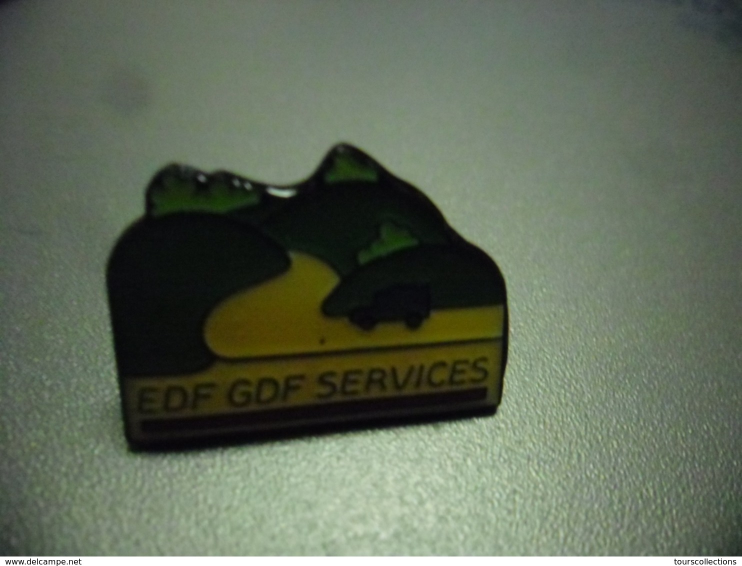 Pin's EDF GDF - Electricité Gaz Services - Auto Bleu Parcourant La Campagne @ 22 Mm X 17 Mm - EDF GDF