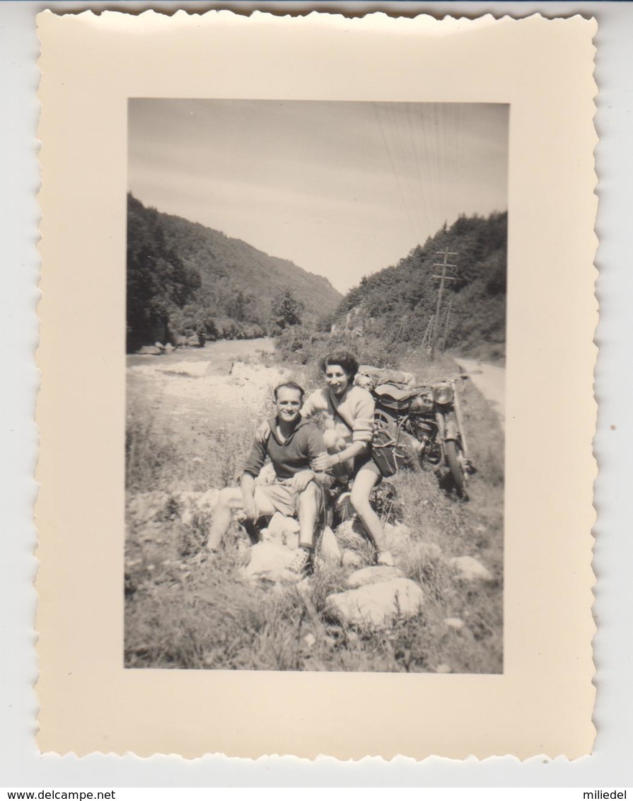 NV /   Couple Avec MOTO  Ancienne Sur La Route Entre EVIAN Et CHAMONIX  1953 - Cars