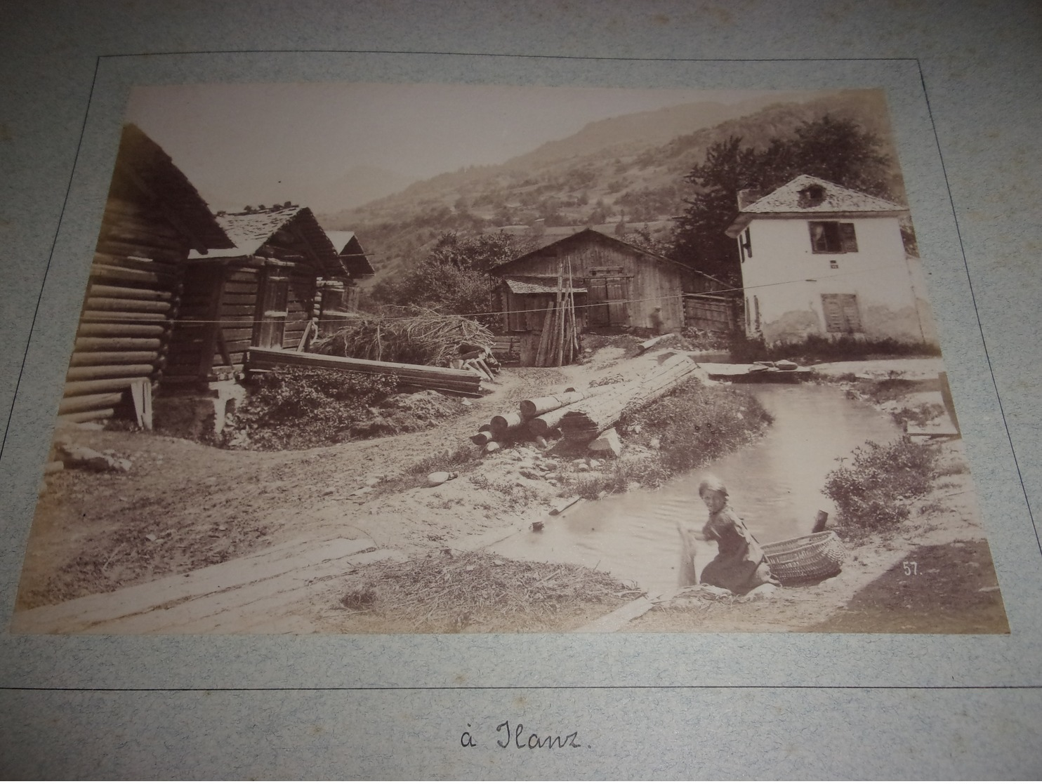 RARE LOT DE 2  PHOTOS  1888 Switzerland SUISSE  GR Grisons  ILANZ VILLAGE LAVOIR LAVEUSE  ET VALENDAS FONTAINE - Antiche (ante 1900)