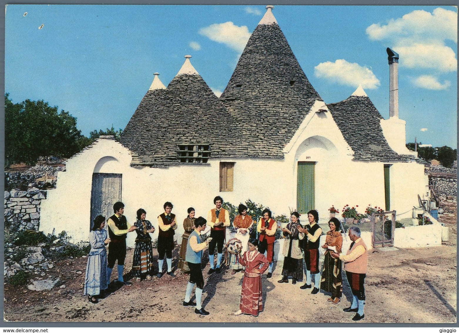 °°° Cartolina N. 68 Alberobello Trulli E Folklore Nuova Fori °°° - Bari