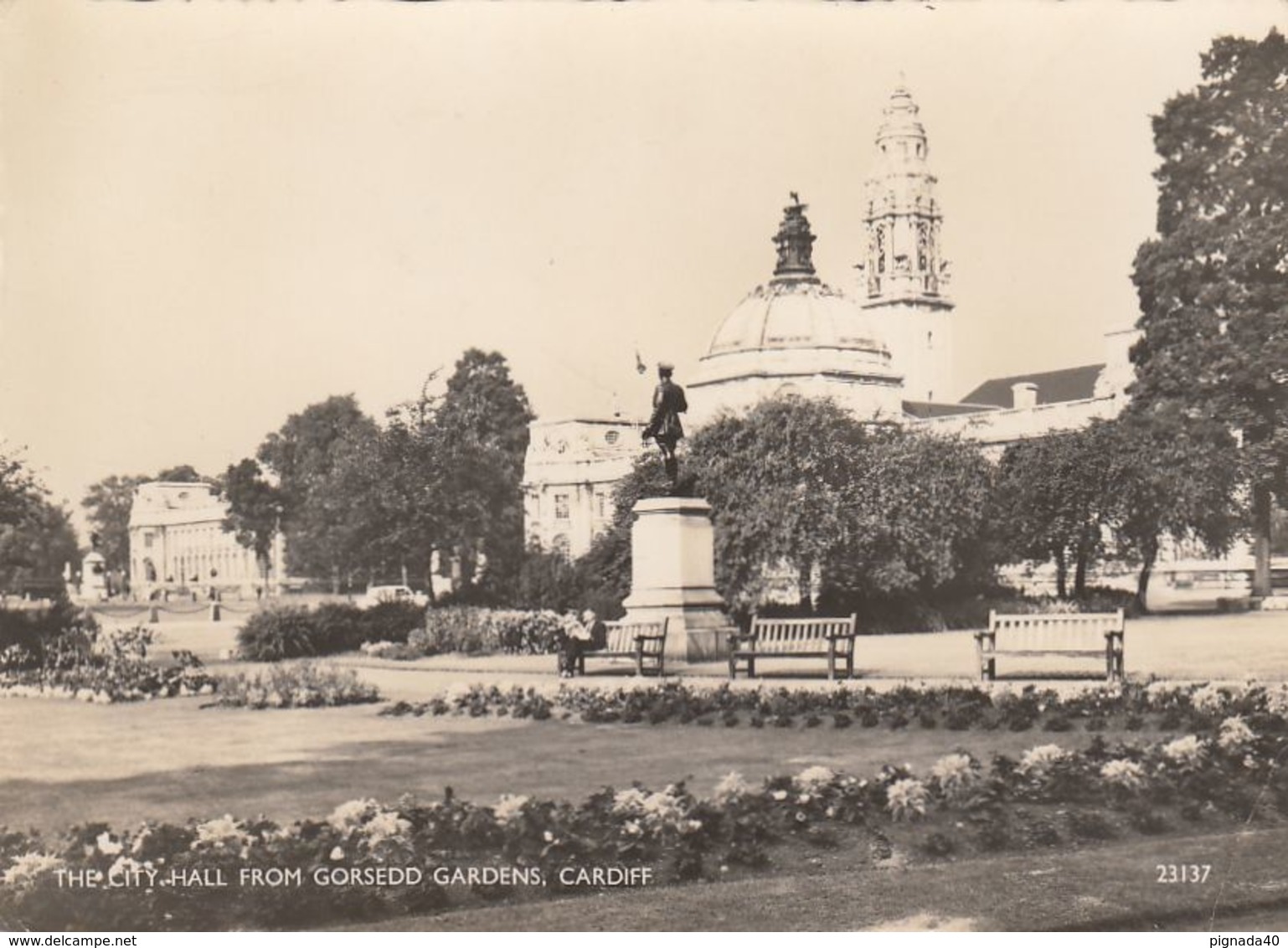 Cp , PAYS DE GALLES , CARDIFF , The City Hall From Gordedd Gardens - Glamorgan