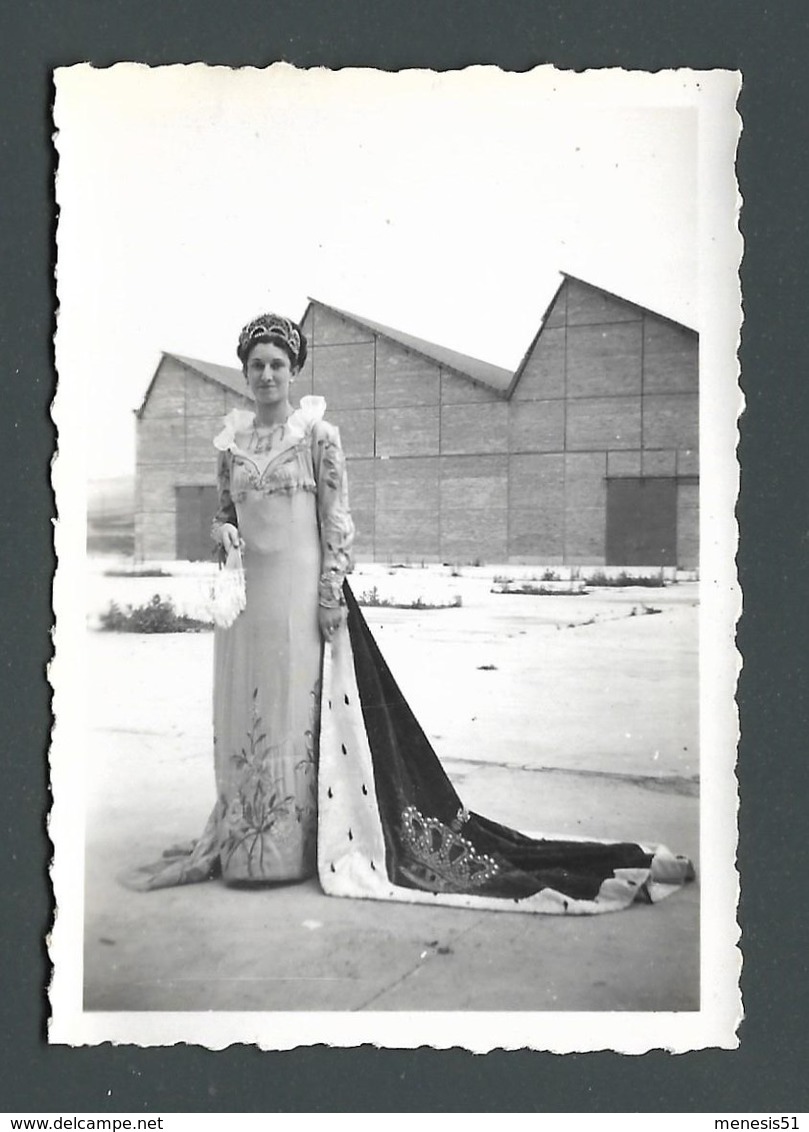 Photo Ancienne Snapshot Une Femme Woman Avec Sa Robe Et Sa Couronne Tiare De MISS Longue Cape - Personas Anónimos