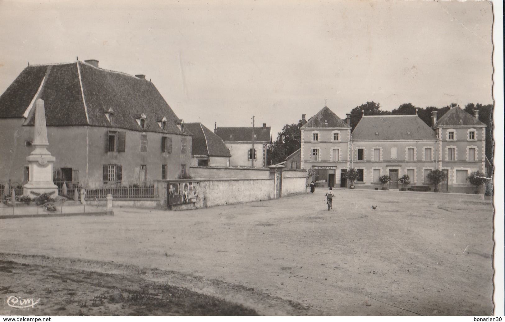 CPSM 71 NEUVY-GRANDCHAMP LA PLACE MONUMENT AUX MORTS - Other & Unclassified