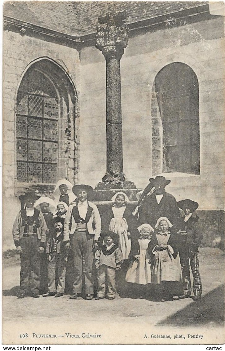 D56 - PLUVIGNER - VIEUX CALVAIRE - Personnes Et Enfants En Costumes Régionaux - Pluvigner