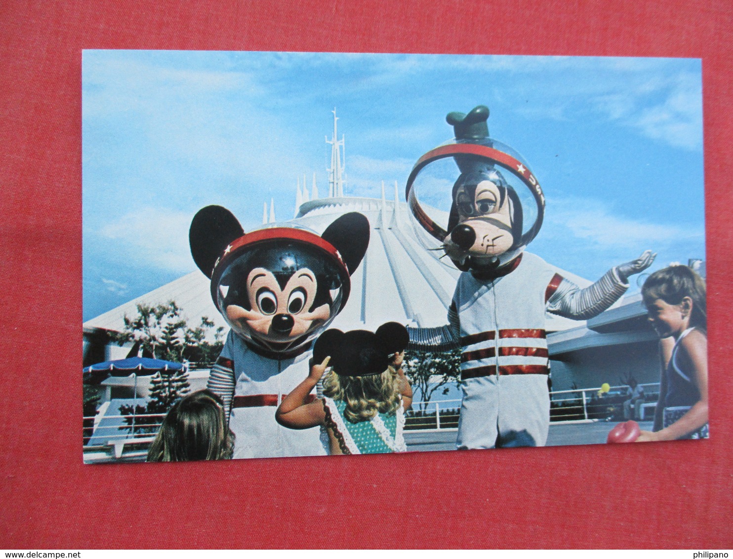 > Disneyworld  Mickey & Goofy  Welcome To The Future    Ref  3458 - Disneyworld