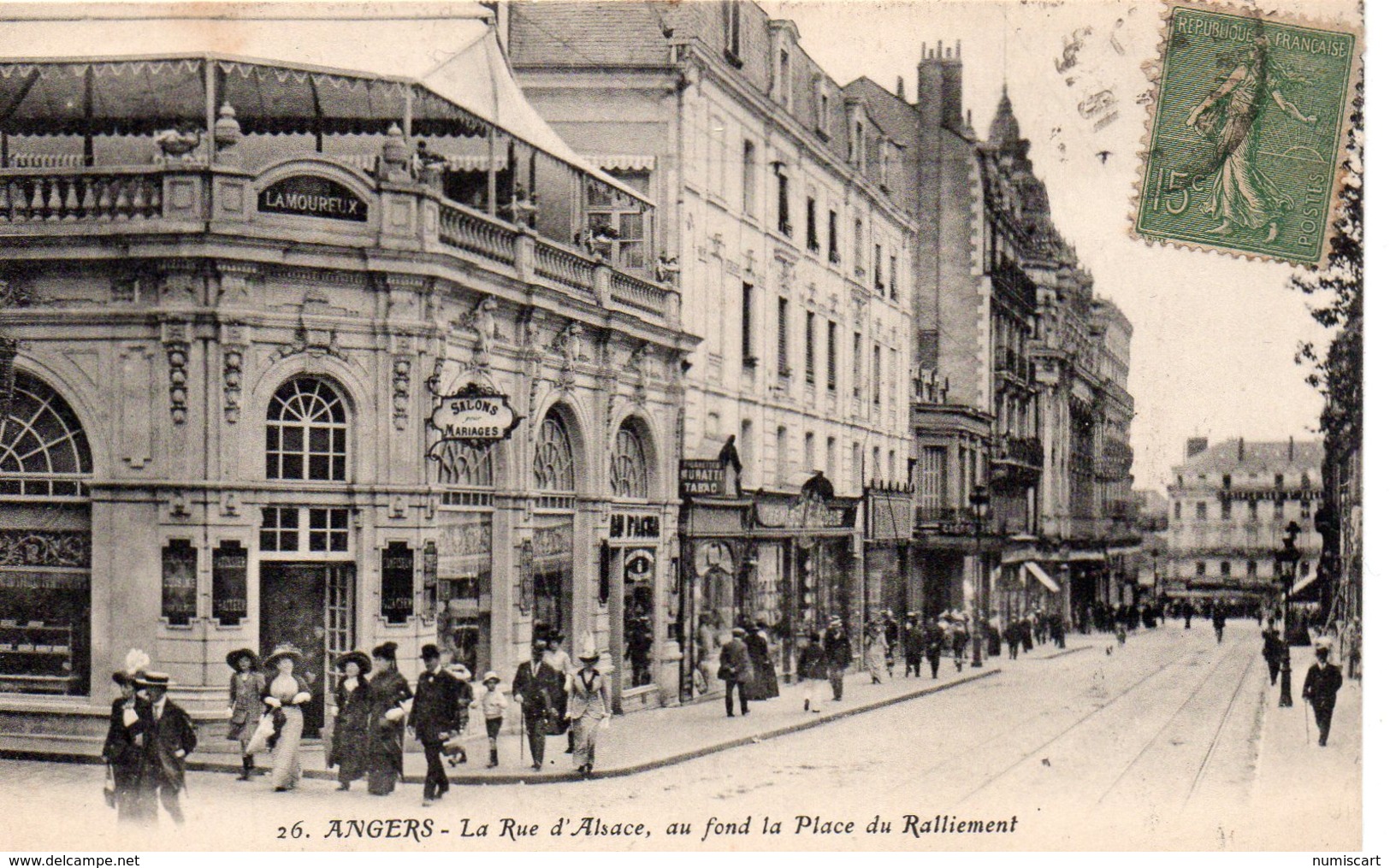 Angers Très Animée La Rue D'Alsace Au Fond La Place Du Ralliement Commerces Salons Lamoureux Tabac - Angers