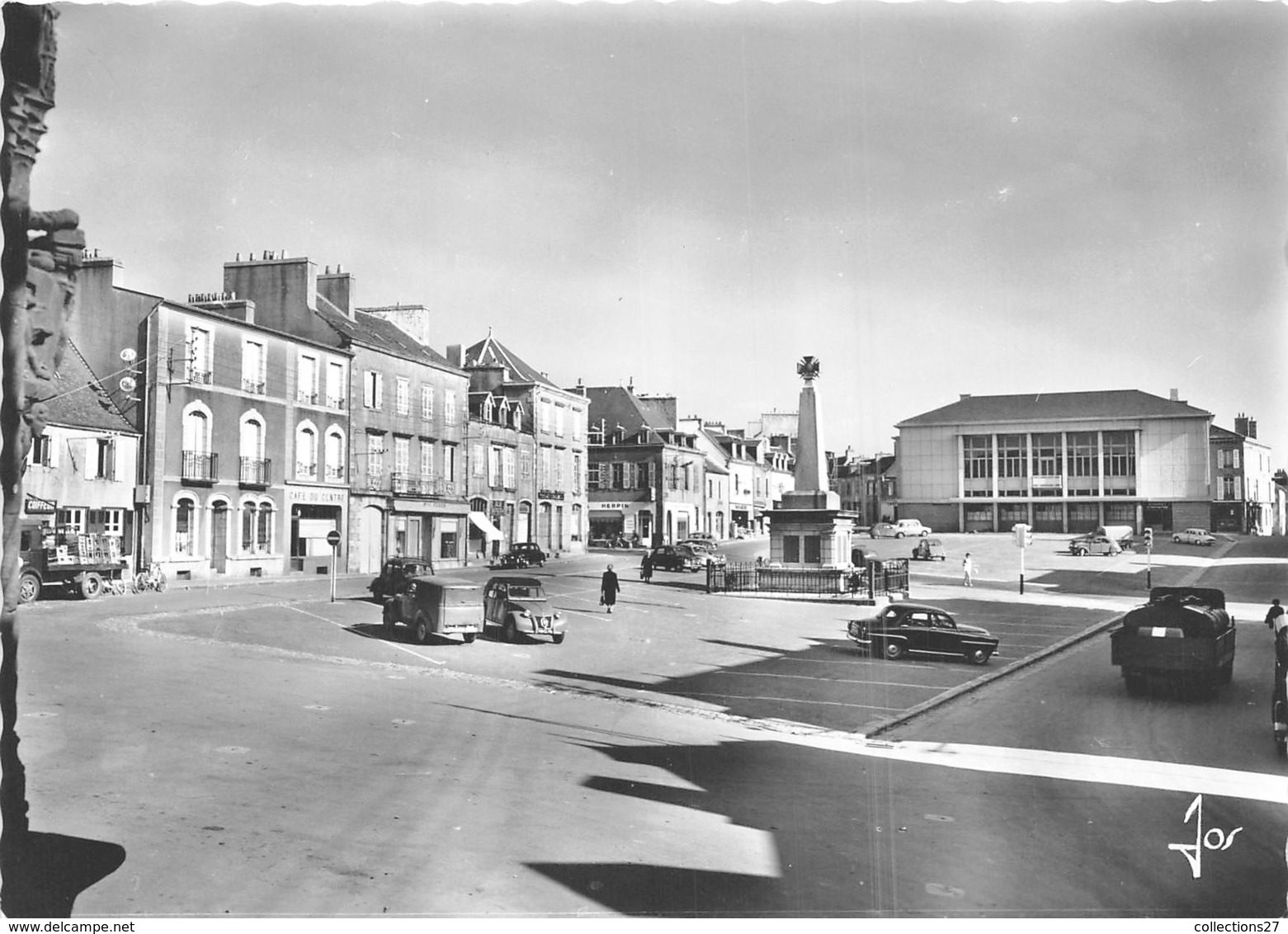 29-LANDISISIAU- LA GRANDE PLACE DU MONUMENT AUX MORTS ET LA SALLE DES FÊTES - Landivisiau