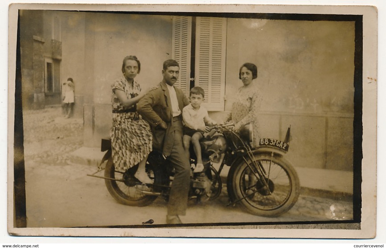 CPA PHOTO - Couple Et Enfant Sur Une Moto 6837CA2 + Une Jeune Femme à Coté - Motorbikes