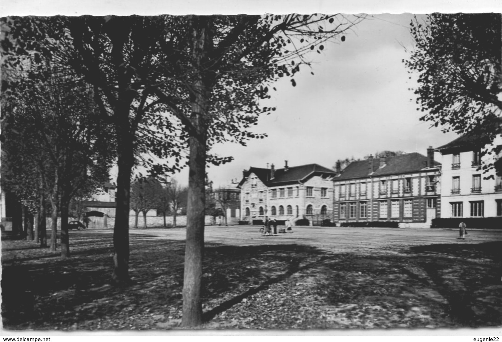 SAINT LEU LA FORET La Place Du Maréchal Foch La Poste Les écoles Cpsm Format Cpa - Saint Leu La Foret