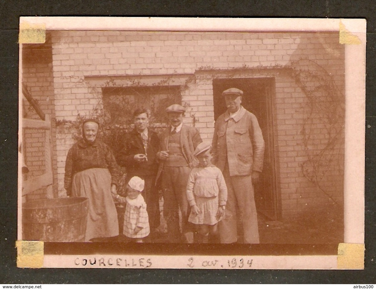 PHOTO ORIGINALE 2 AVRIL 1934 - UNE FAMILLE DEVANT UNE MAISON à COURCELLES OISE (60) - Lieux