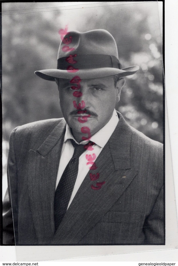 VICTOR LANOUX - CHAPEAU BORSALINO - CINEMA  -RARE PHOTO ORIGINALE R. PICARD ANTENNE 2 - Célébrités