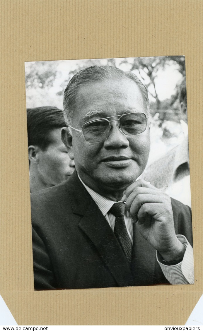 Photo Originale . Le Général DUONG VAN MINH ( Grand  MINH  )  En Conférence De Presse 1973 - Guerra, Militari