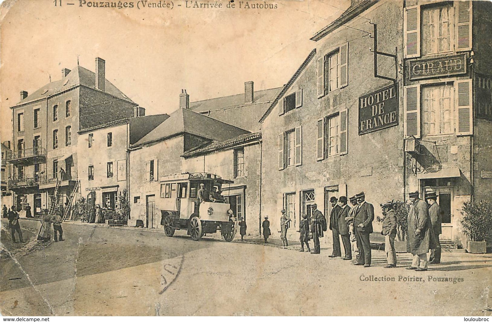 POUZAUGES L'ARRIVEE DE L'AUTOBUS  COLLECTION POIRIER - Pouzauges