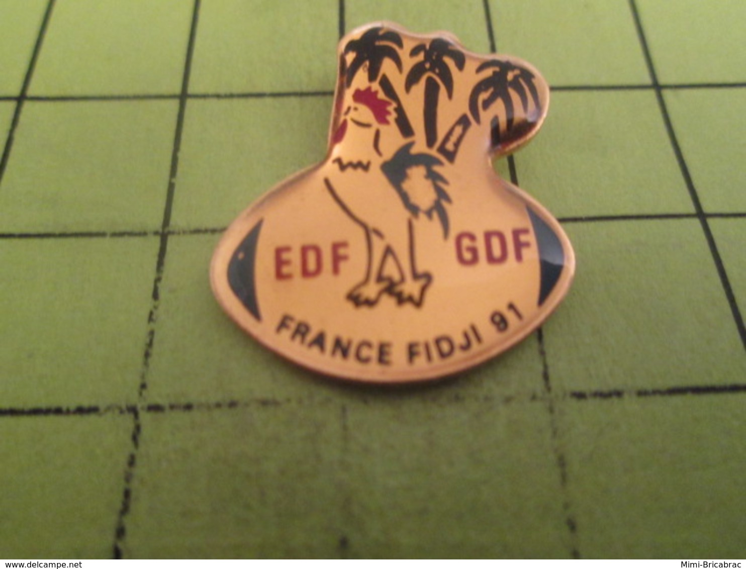 115b Pin's Pins / Beau Et Rare / THEME : SPORTS / RUGBY FRANCE FIDJI COQ TRICOLORE EDF GDF - Rugby