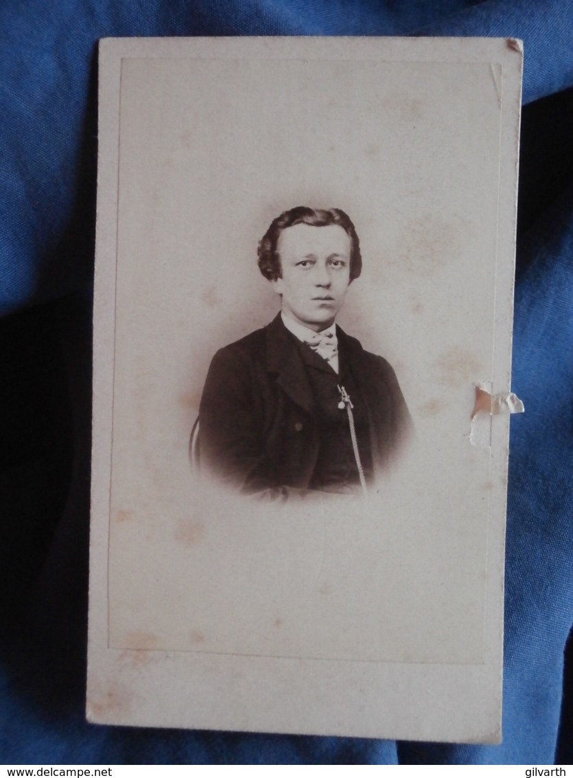 Photo CDV Moebus In Hannover - Portrait Jeune Homme , Circa 1865 L449 - Ancianas (antes De 1900)