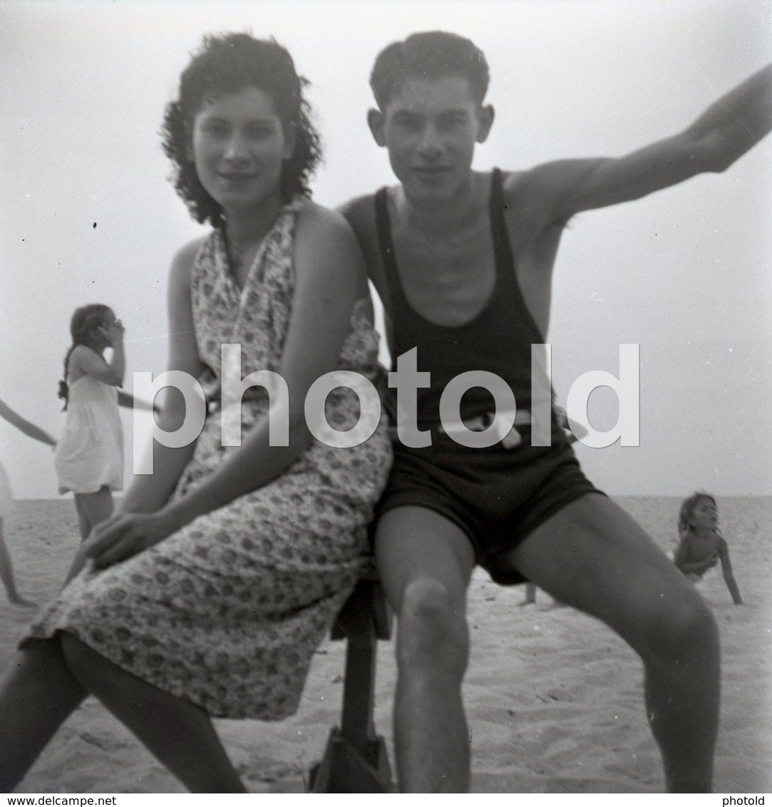 40s GIRL BOY BEACH PRAIA  PORTUGAL 60/60mm AMATEUR NEGATIVE NOT PHOTO NEGATIVO NO FOTO - Autres & Non Classés