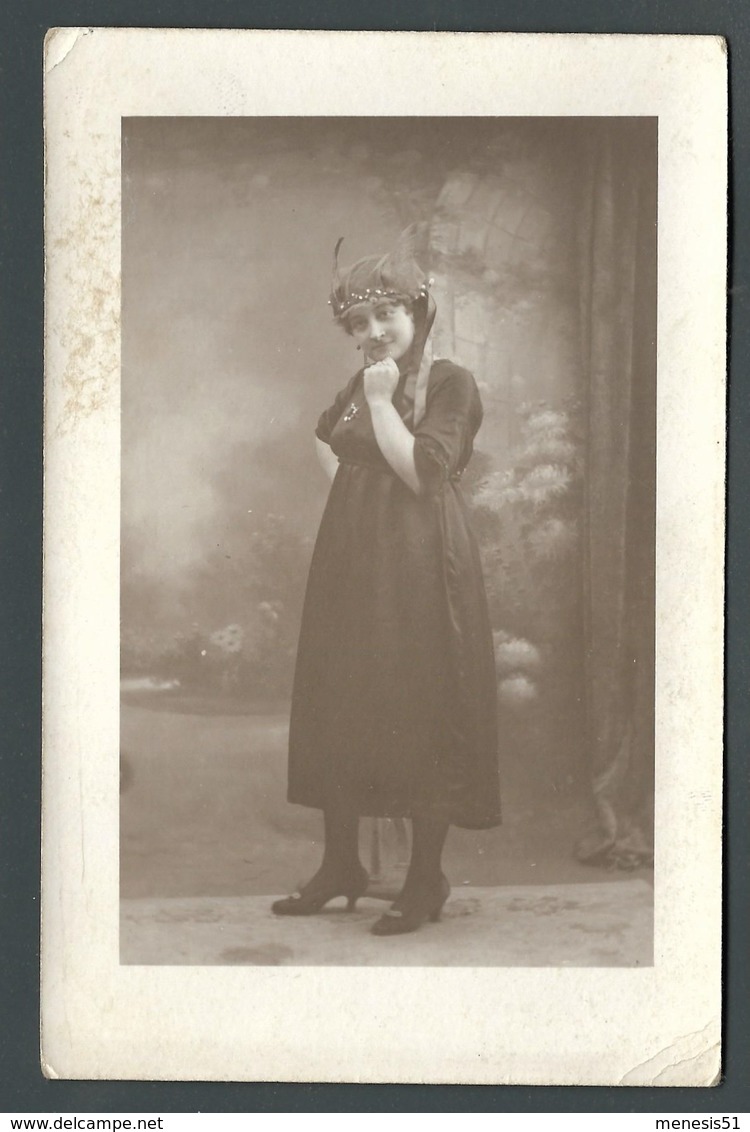 Photo Ancienne Jeune Femme Avec Chapeau à Cornes Et Rubans Cocarde Catherinette ? - Personas Anónimos