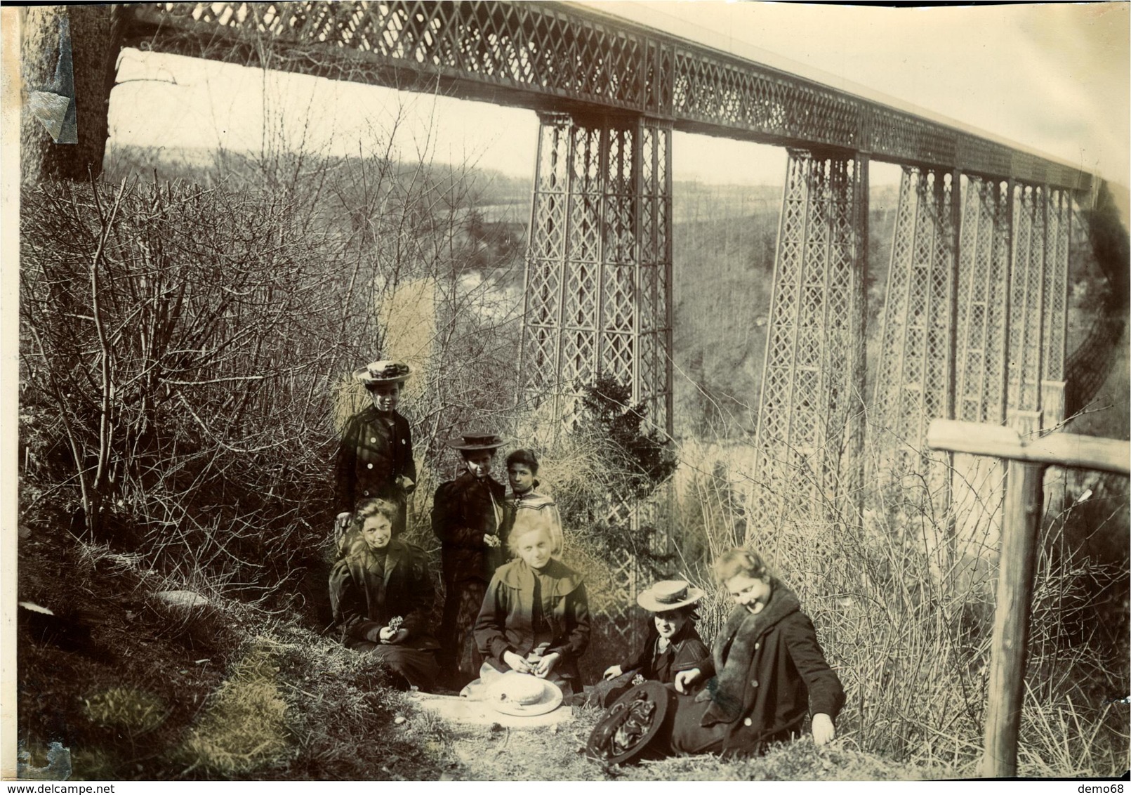 FRIBOURG Superbe Photo Ancienne Vers1900-1910 (18 X 12) En Famille Au Pont De La Grande FEY Ts De Colle Au Verso) - Places