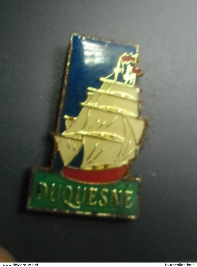 Pin's VOILIER DUQUESNE - Vaisseau De 74 Canons De Classe Téméraire Lancé En 1787 @ 30 Mm X 18 Mm - Bateaux