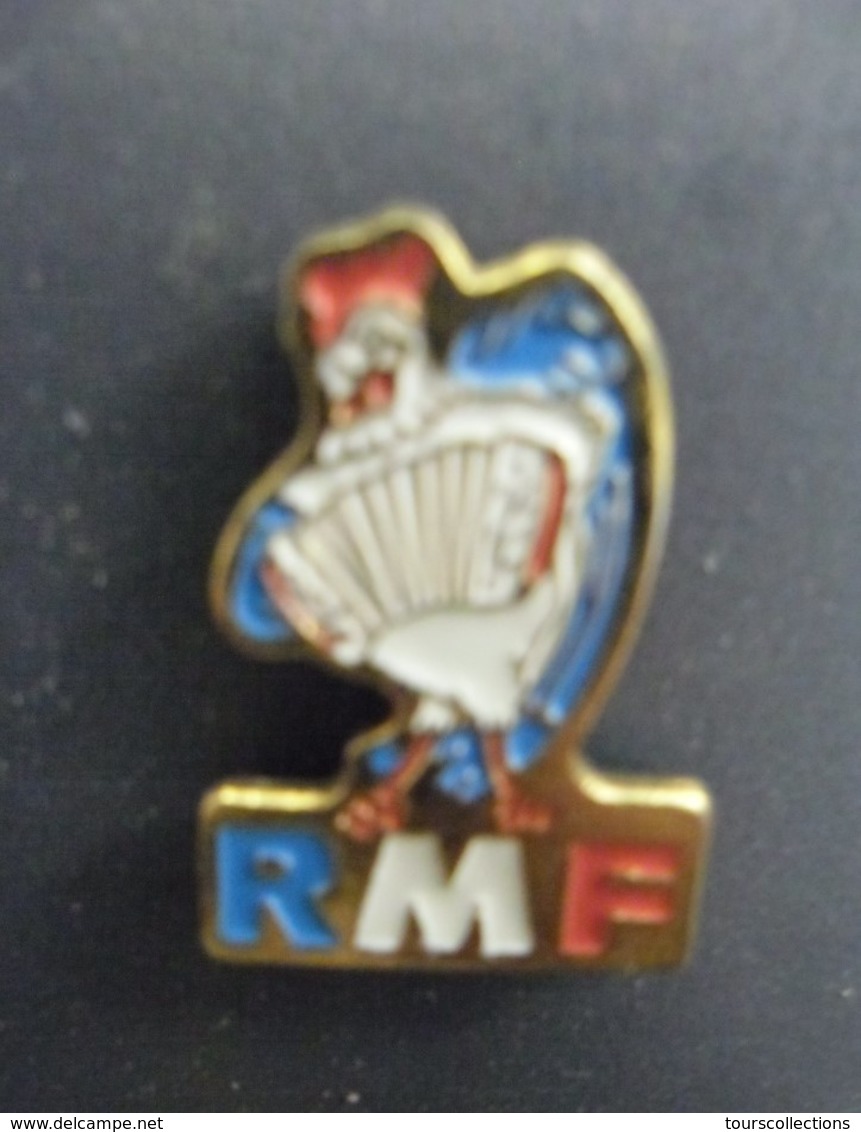 Pin's COQ RMF ACCORDEON Musique à Chateauneuf Sur Loire (45) Radio Média France En 1984 Repris En 1998 Par FORUM - Musique