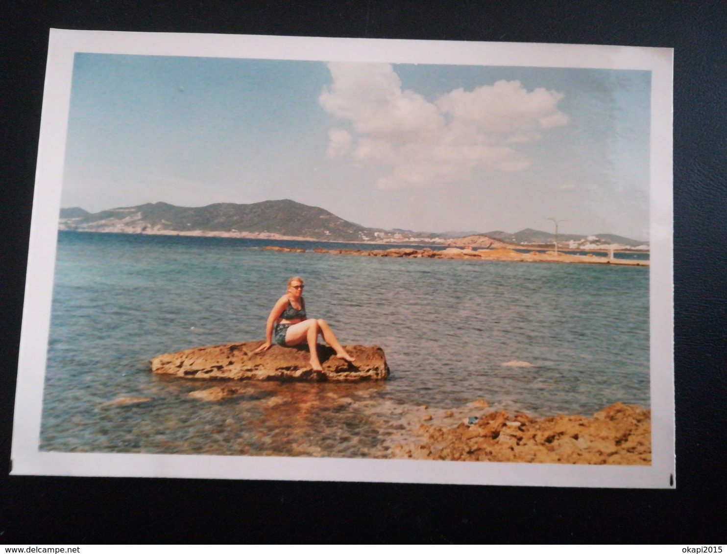 100 PHOTOS COULEURS RECTANGULAIRES À BORDS BLANCS DONT 90 PHOTOS DE VACANCES COUPLE PLAYA ARO IBIGSA (IBIZA?)