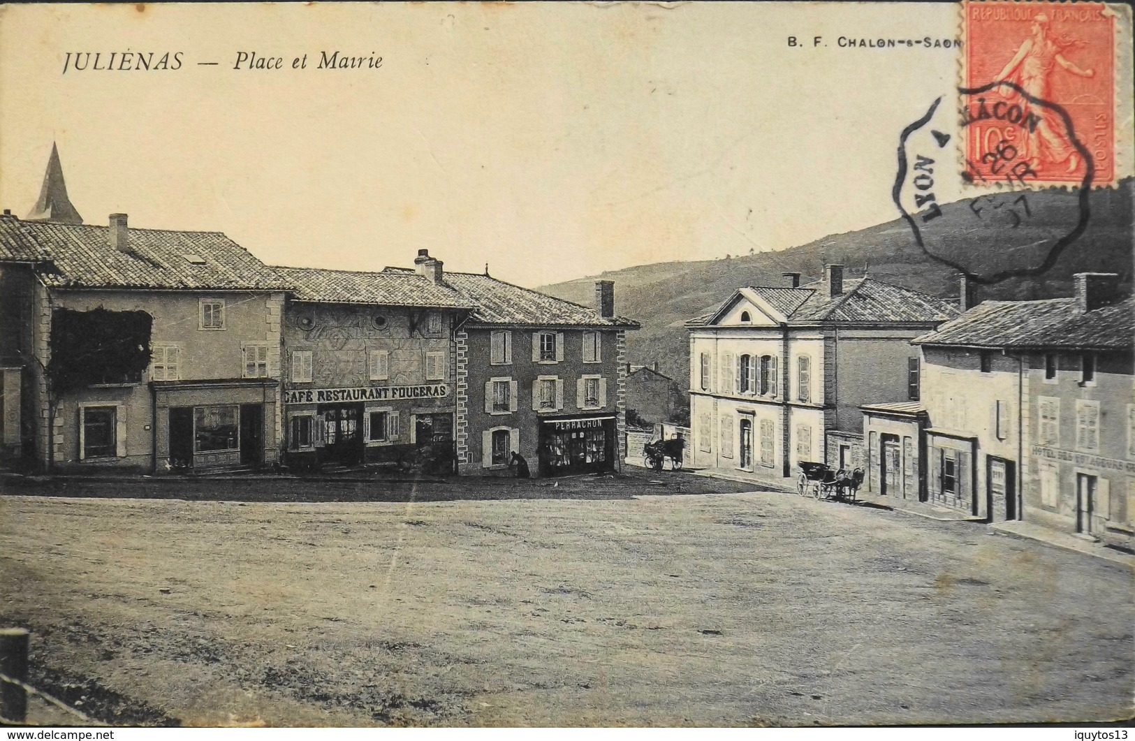 C.P.A. - Fr. > [69] Rhône > Julienas > La Place Et La Mairie Daté 1907 - TBE - Julienas