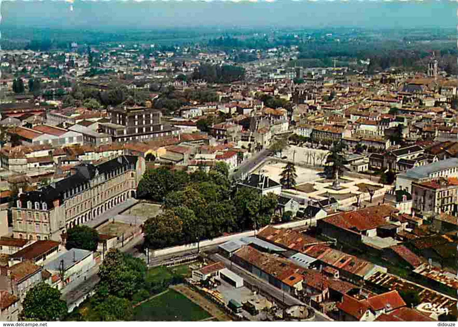 16 - Cognac - Vue Aérienne Avec La Sous-Préfecture Et Le Lycée - Voir Scans Recto-Verso - Cognac