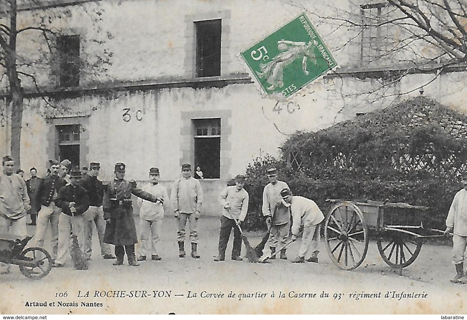 85)   LA ROCHE SUR YON  - La Corvée Du Quartier à La Caserne Du 93 E Régiment D' Infanterie - La Roche Sur Yon