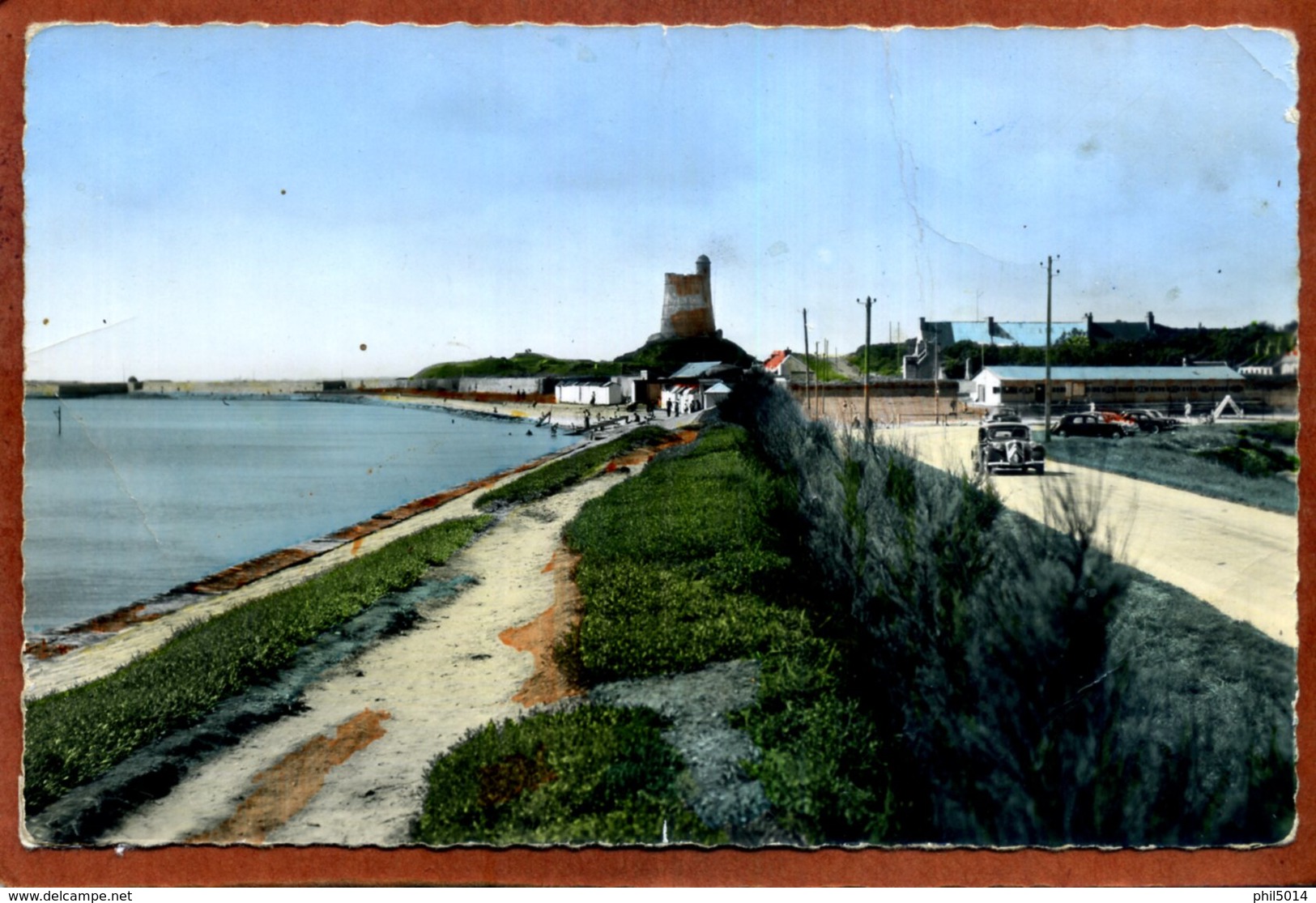 50  CPSM Petit Format De SAINT-VAAST-LA-HOUGUE  Plage,  Le Fort De La Hougue Et La Houguette  Marques D'usage Dont Plis - Saint Vaast La Hougue