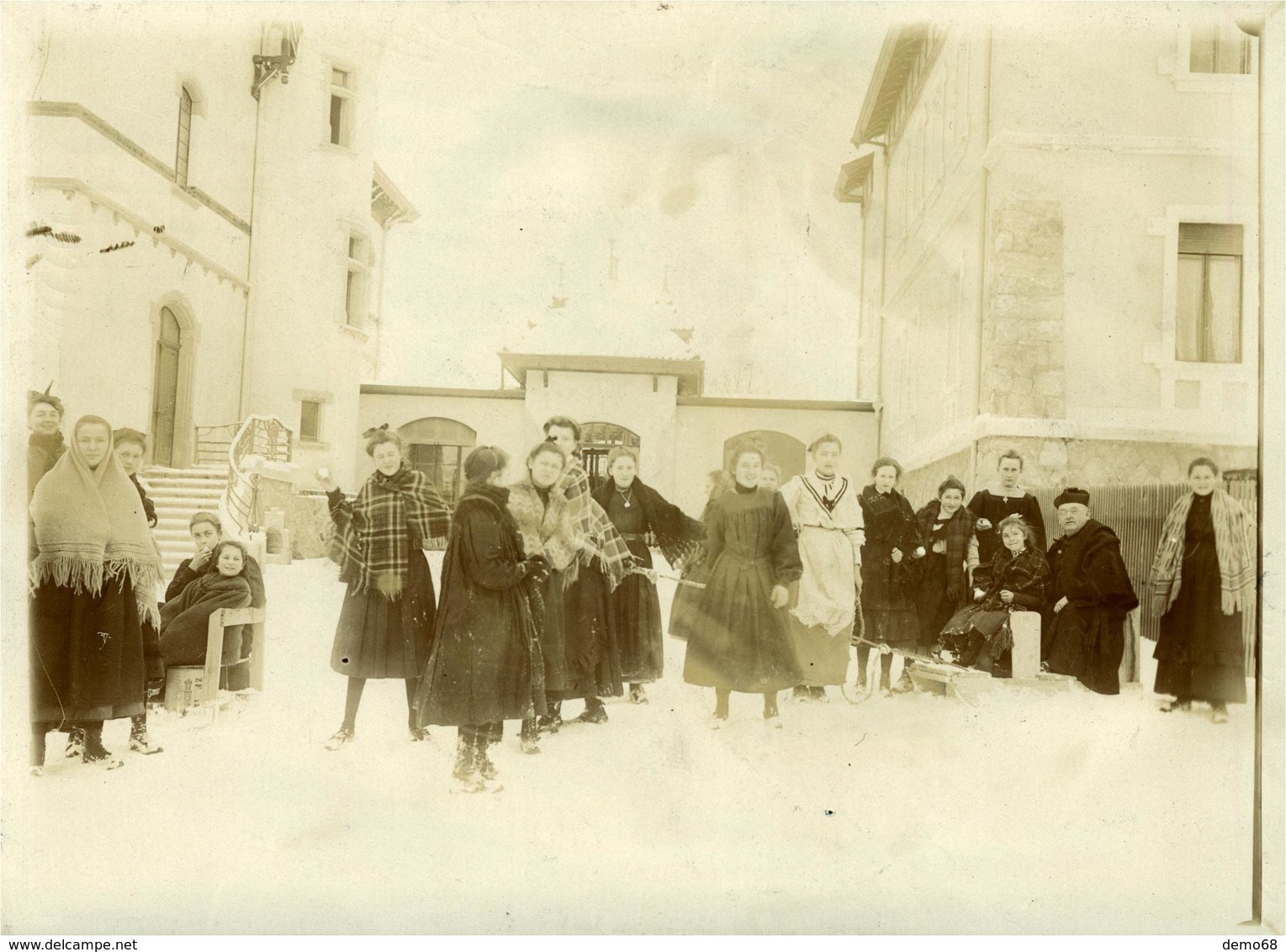 FRIBOURG Superbe Photo Ancienne Vers1900-1910 (18x12) Pensionnat J. D'Arc Dans La Cour Avec Neige (voir Commentaire) - Luoghi