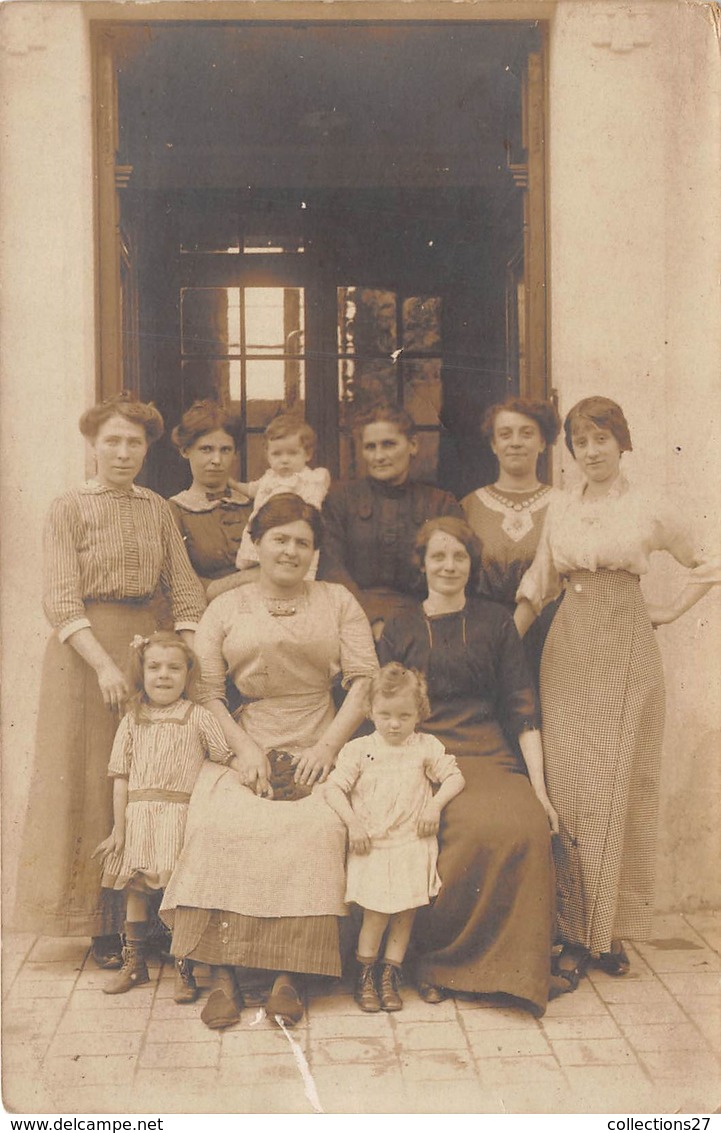 93-AUBERVILLIERS- CATE -PHOTO RUE VICTOR HUGO -UNE FAMILLE - Aubervilliers