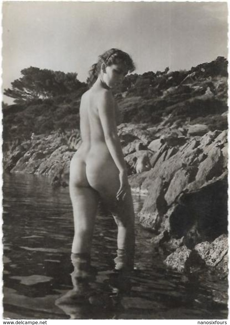 D 83.   ILE DU LEVANT  CARTE PHOTO FEMMES AUX SEINS NUS - Autres & Non Classés